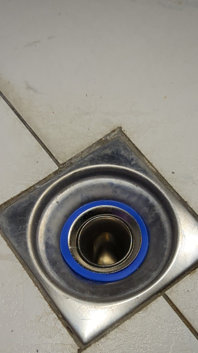 水電工具做細活 -- 移除地上排水口的十字金屬擋
