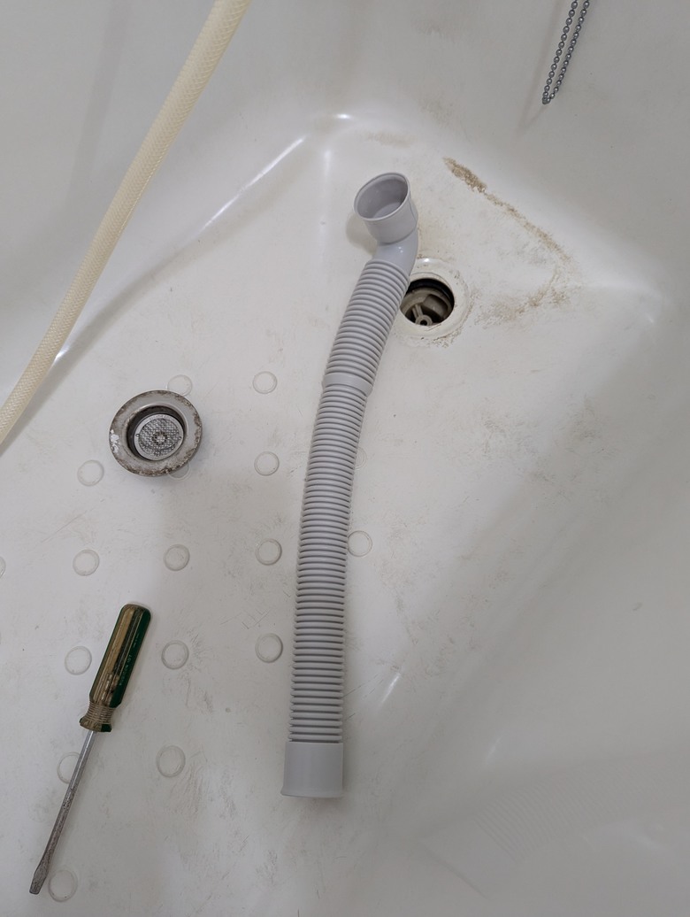 維修HCG和成浴缸下排水管