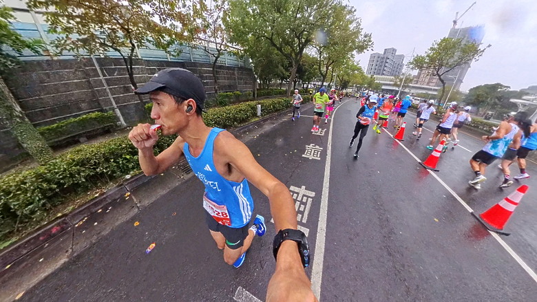 (映像運動) “2025臺北馬拉松 EP3”找回成功挑戰初馬的感動in 2025臺北馬拉松 42k(天氣：陰雨、起跑氣溫：20、濕度：84%)
