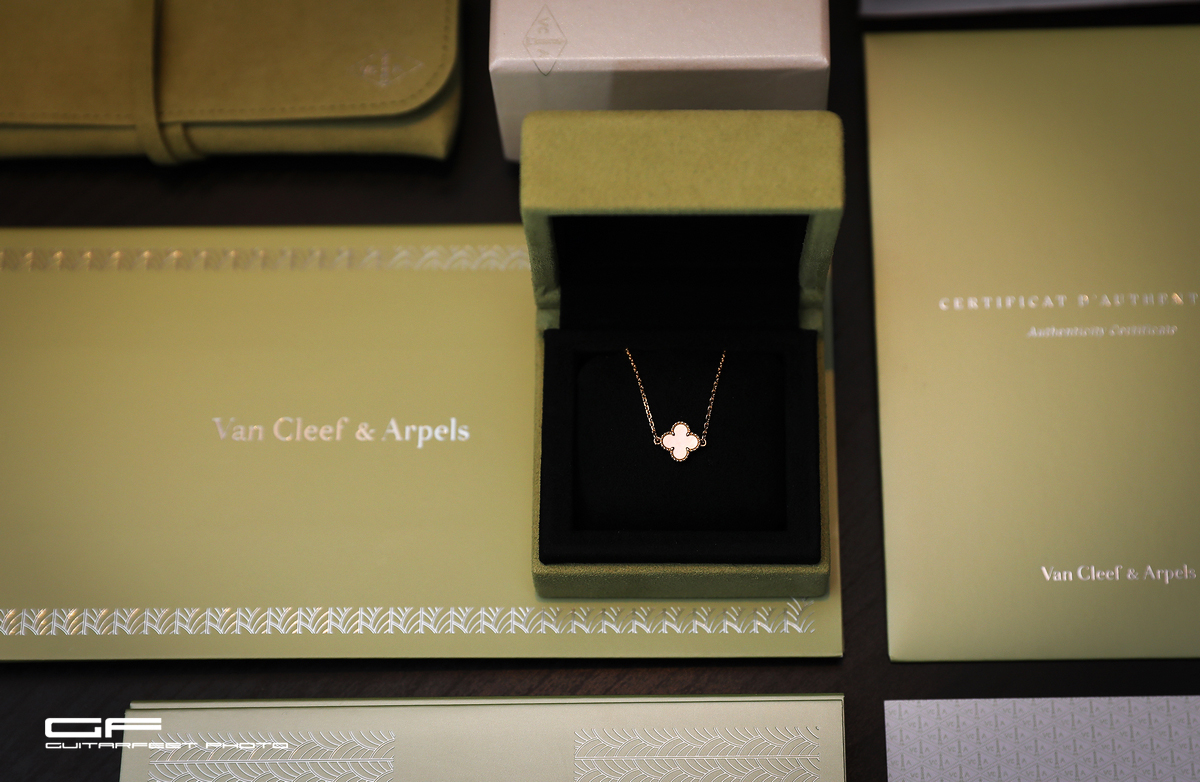 --四葉上腕-- 梵克雅寶 VCA Sweet Alhambra 珍珠白金 開箱分享