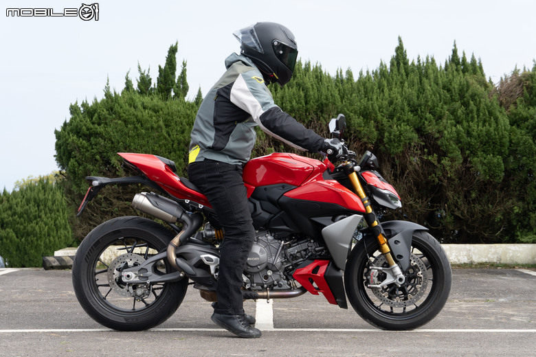 點我看大圖 DUCATI Streetfighter V2 S試駕報告|新年就要紅的喜氣、滿滿都是操駕樂趣!