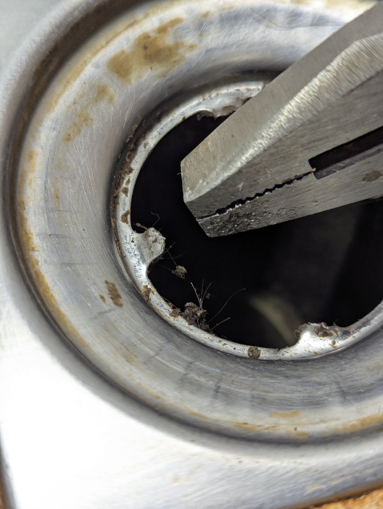 水電工具做細活 -- 移除地上排水口的十字金屬擋