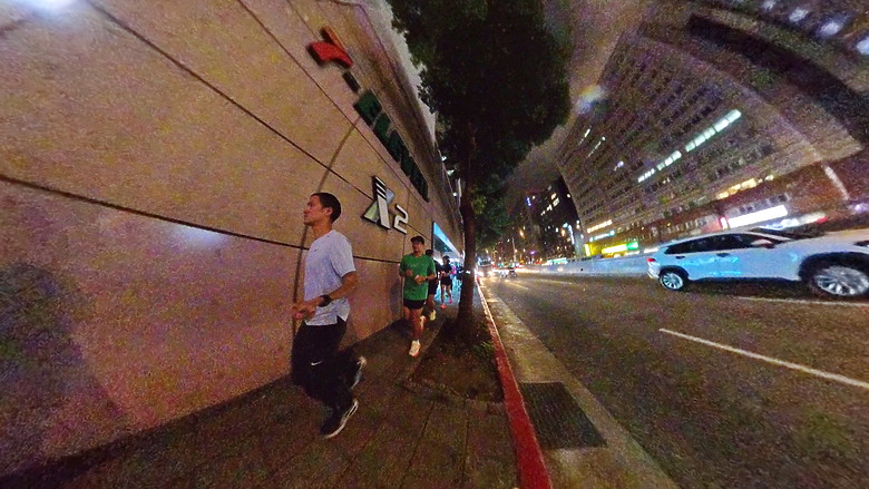 點我看大圖 (映像運動)“2025臺北馬拉松 EP2”探訪酷炫運動科技、在絢麗都會燈火下夜跑暖身at Nike科技探索日& NRC城市跑步系列in台北站