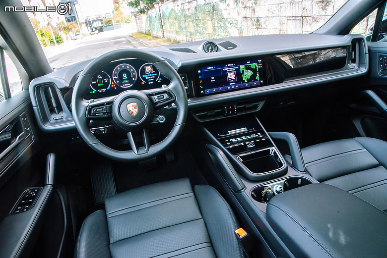 Porsche Cayenne E-Hybrid Coupe Black Edition 試駕｜黑化風格下的節能與性能共存！