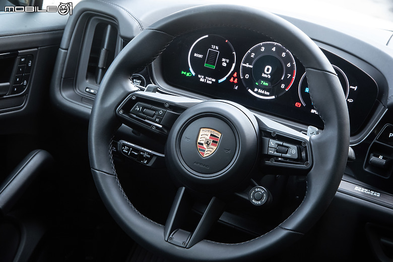 Porsche Cayenne E-Hybrid Coupe Black Edition 試駕｜黑化風格下的節能與性能共存！