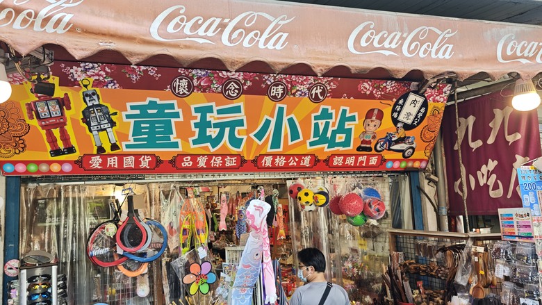 【小惡魔驫到成功】我們家的兩天一夜露營車老街之旅 - 仙草博物館 / 關西鎮農會 / 內灣老街 / 威尼斯露營車 / 溫家果園採橘子 / 紅鱻小館