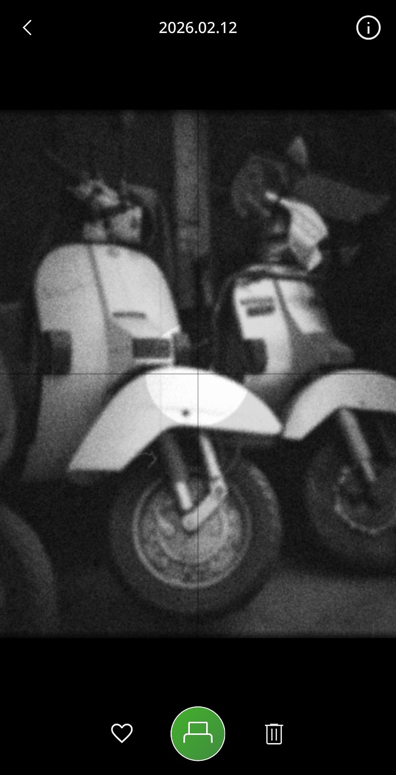 富士 instax mini Evo Cinema 評測｜「年代轉盤」玩出百種風格、15 秒影片帶你穿越時空！