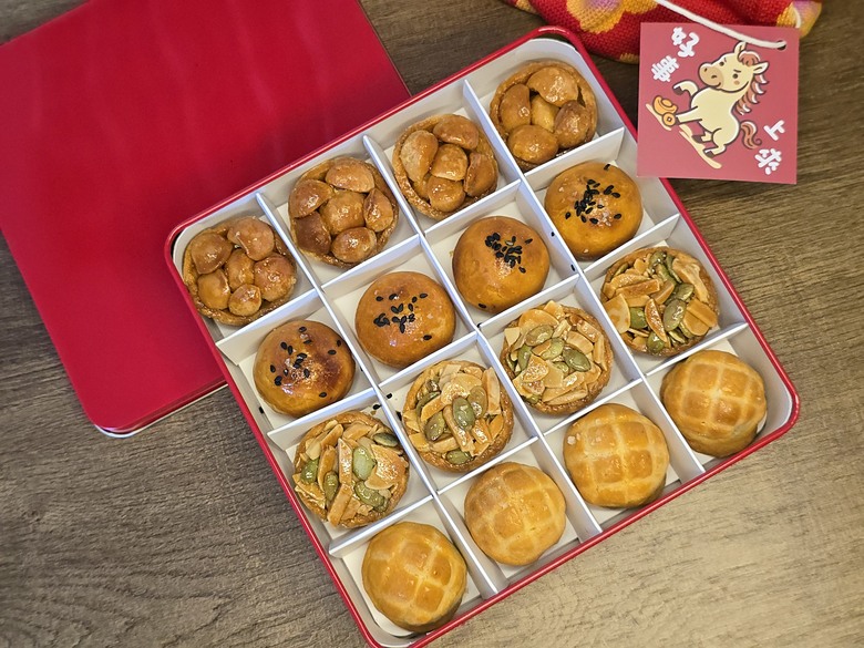 迎接新年好運到|莎士比亞烘焙坊:2026春節限定聯名款.HORSE馬上來禮盒🧧 |Mobile01鴻運狂驫包🐎