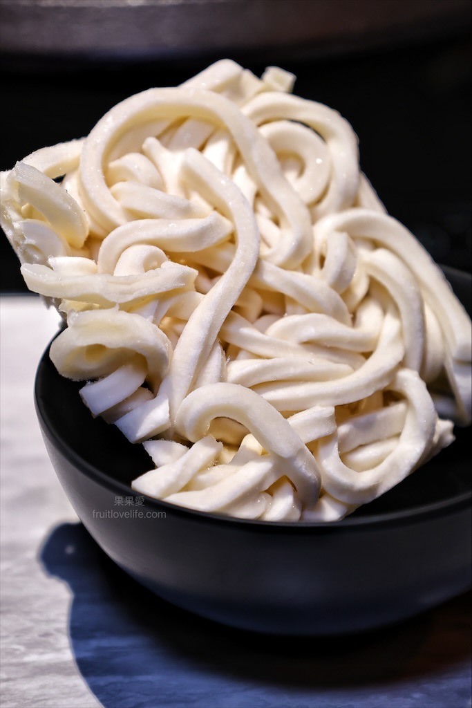 先爆炒再煮，湯頭鮮香濃郁又回甘，必點秘製滷肉飯、手打鮮蝦滑