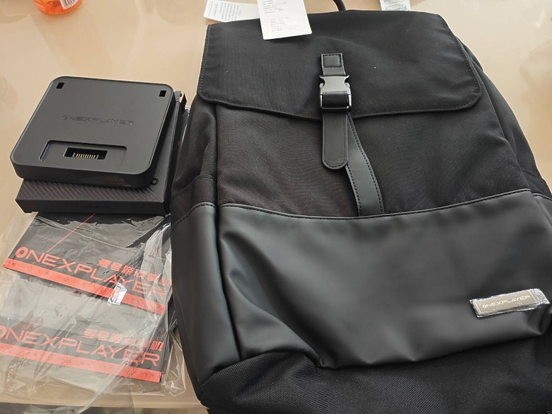 開箱文-OneXPlayer APEX 首款8吋螢幕395掌機開箱（當前性能最強的掌機）