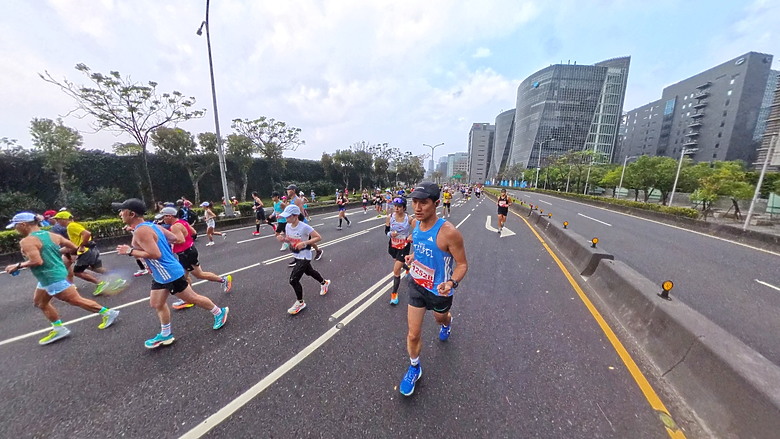 (映像運動) “2025臺北馬拉松 EP3”找回成功挑戰初馬的感動in 2025臺北馬拉松 42k(天氣：陰雨、起跑氣溫：20、濕度：84%)