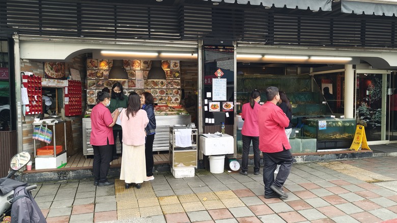 春節過後之走春 & 春酒行 - 桃園燈會 / 新東南海鮮餐廳 / 建國花市~
