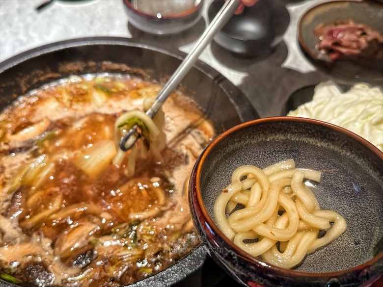 先爆炒再煮，湯頭鮮香濃郁又回甘，必點秘製滷肉飯、手打鮮蝦滑