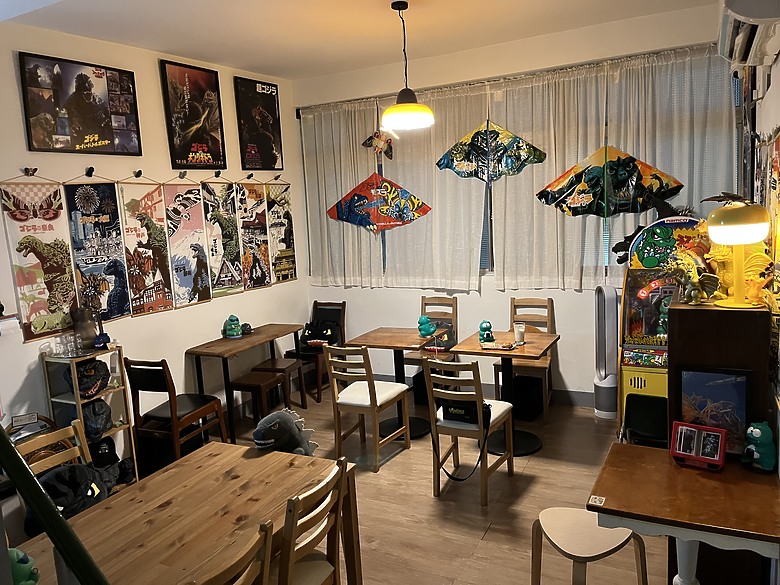 【小惡魔驫到成功】哥吉拉來襲！高雄鹽埕「怪獸喫茶」咖啡店