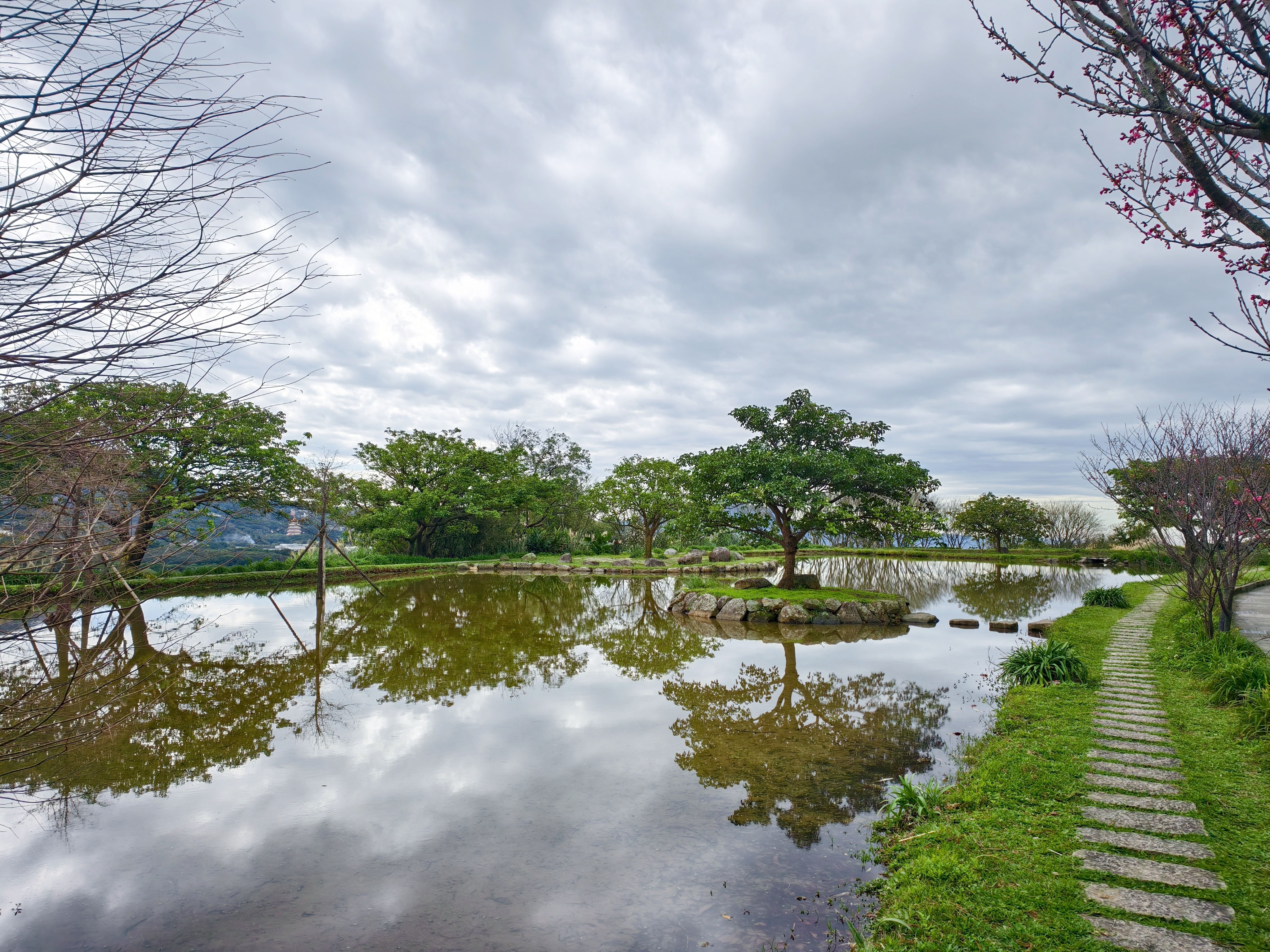 用特休換來的美景，我們的淡水一日遊：天元宮櫻花、匕匕庄紅梅、沙崙海灘
