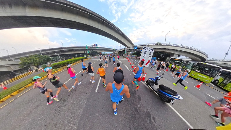 (映像運動) “2025臺北馬拉松 EP3”找回成功挑戰初馬的感動in 2025臺北馬拉松 42k(天氣：陰雨、起跑氣溫：20、濕度：84%)