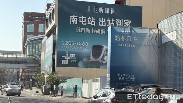 建商狂掃南屯23間透天，掛巨型布條拜年「在地估總值13億」