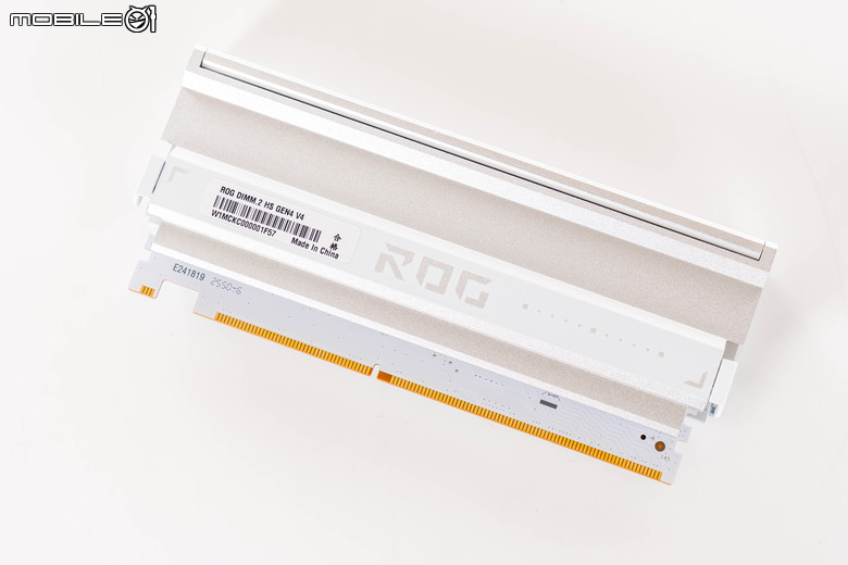 ROG CROSSHAIR X870E GLACIAL 主機板開箱實測 不光配置性能頂尖 更具備雙 10 GbE 海量高速傳輸