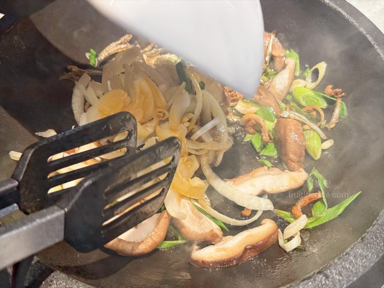 先爆炒再煮，湯頭鮮香濃郁又回甘，必點秘製滷肉飯、手打鮮蝦滑