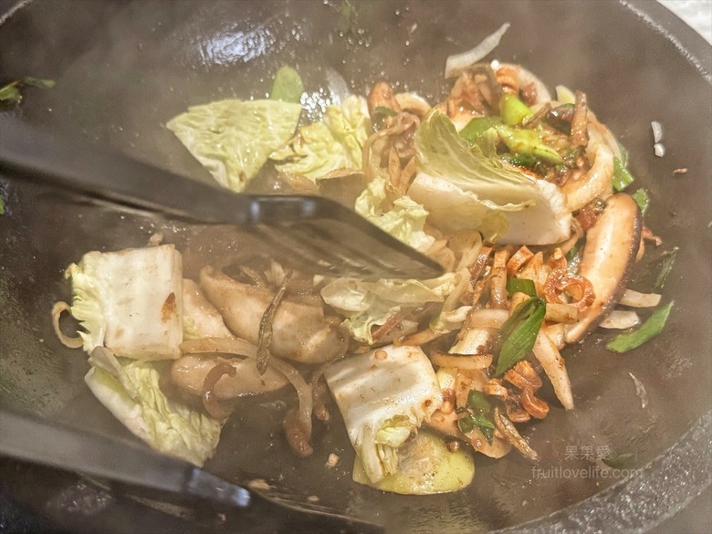 先爆炒再煮，湯頭鮮香濃郁又回甘，必點秘製滷肉飯、手打鮮蝦滑