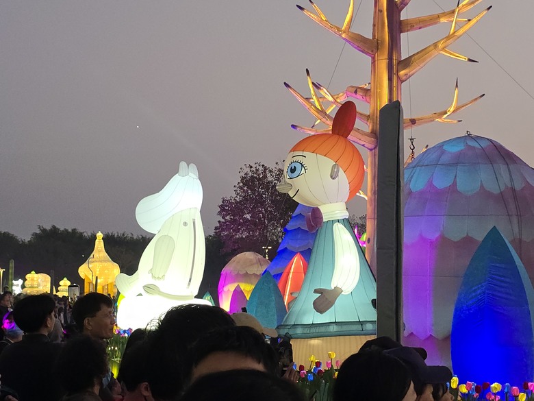 【小惡魔驫到成功】2026台中燈會幸福蜜馬・台中MOOMIN ON！極光下的姆明谷主燈秀
