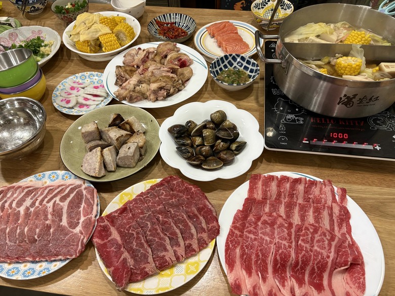 週末才有的餐桌:乾煎雞腿+蛤蠣火鍋,雙薪家庭的假日料理