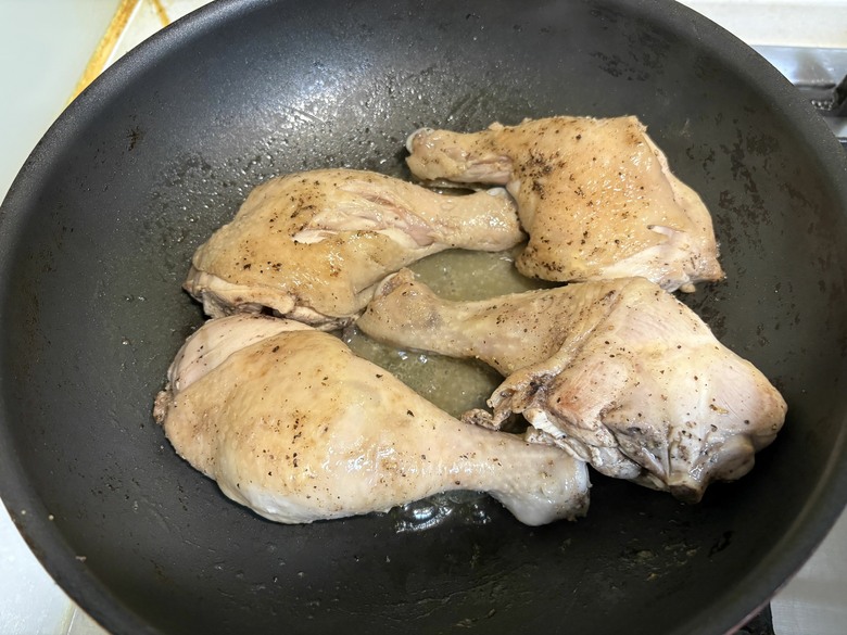 週末才有的餐桌:乾煎雞腿+蛤蠣火鍋,雙薪家庭的假日料理