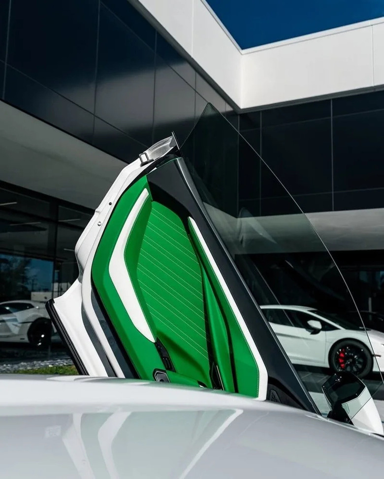 Lamborghini Revuelto客製化新作亮相 白色外觀搭鮮綠內裝展現反差魅力