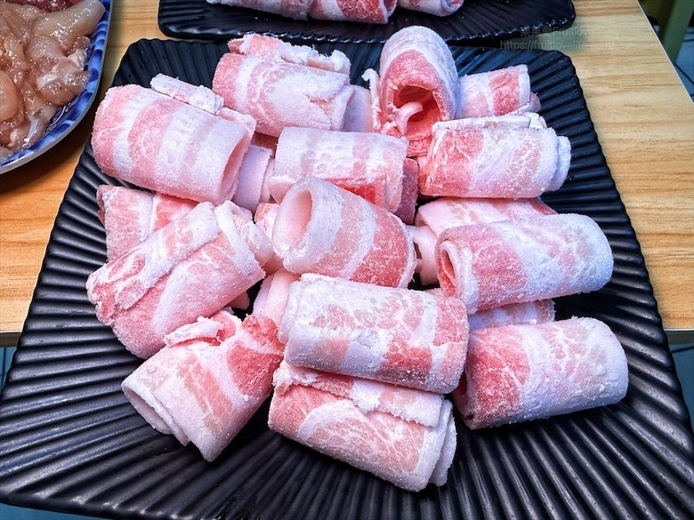 火烤兩吃吃到飽免服務費,泰式醃肉清爽嫩口,聚餐推薦