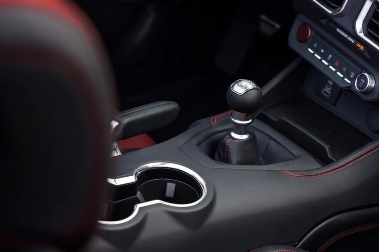 Ford 宣佈將無限期保留 Mustang 手排變速箱,捍衛最後的「駕駛樂趣」!