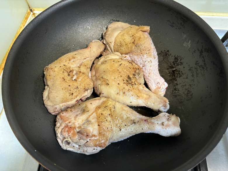 週末才有的餐桌:乾煎雞腿+蛤蠣火鍋,雙薪家庭的假日料理