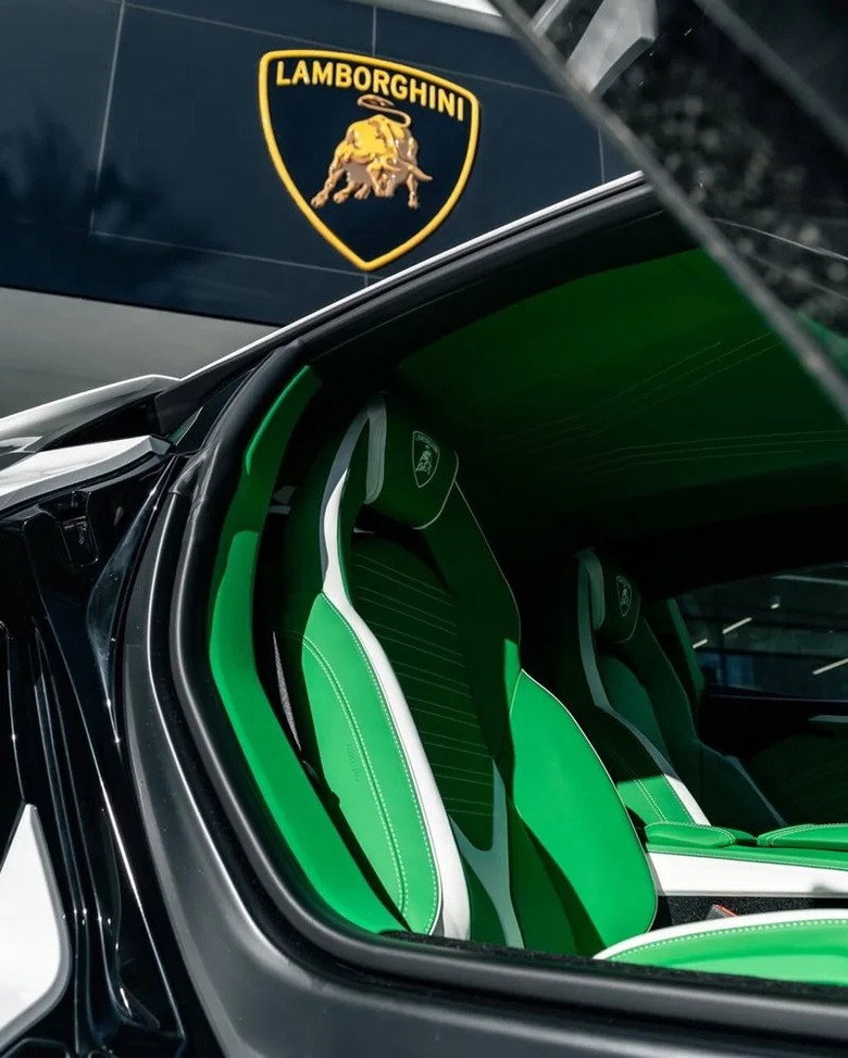 Lamborghini Revuelto客製化新作亮相 白色外觀搭鮮綠內裝展現反差魅力