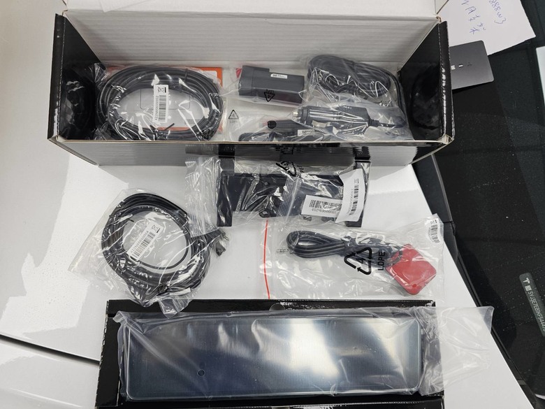Mio瞻前顧後，還能環顧四周！(MiVue R888W3三鏡頭後視鏡型行車記錄器開箱分享)