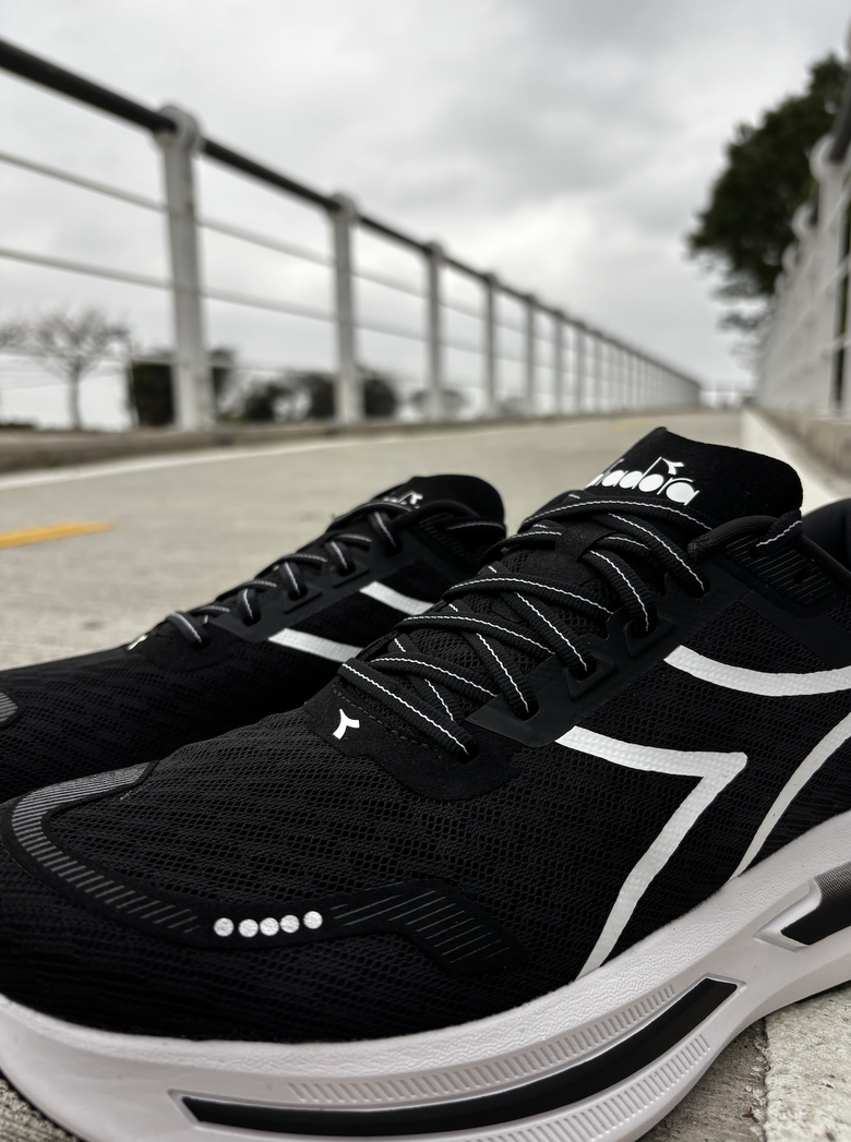 《跑鞋評測》過年返鄉的一鞋到底挑戰:義大利原廠設計Diadora CELLULA 2伴我海線20K與走春長征