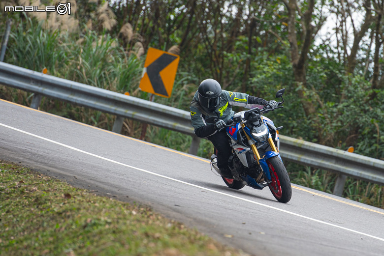 BMW F 900 R試駕報告｜巨劍無鋒、大巧不工！
