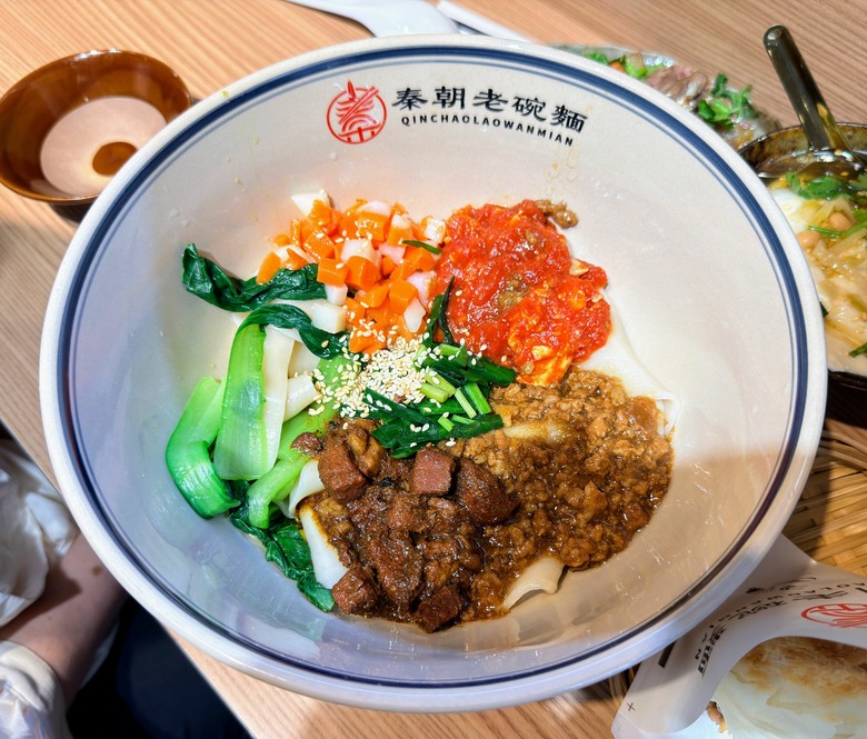 【中和手扯麵推薦】秦朝老碗麵,不辣也好吃的陝西美食,還有15種飲料免費喝到飽!