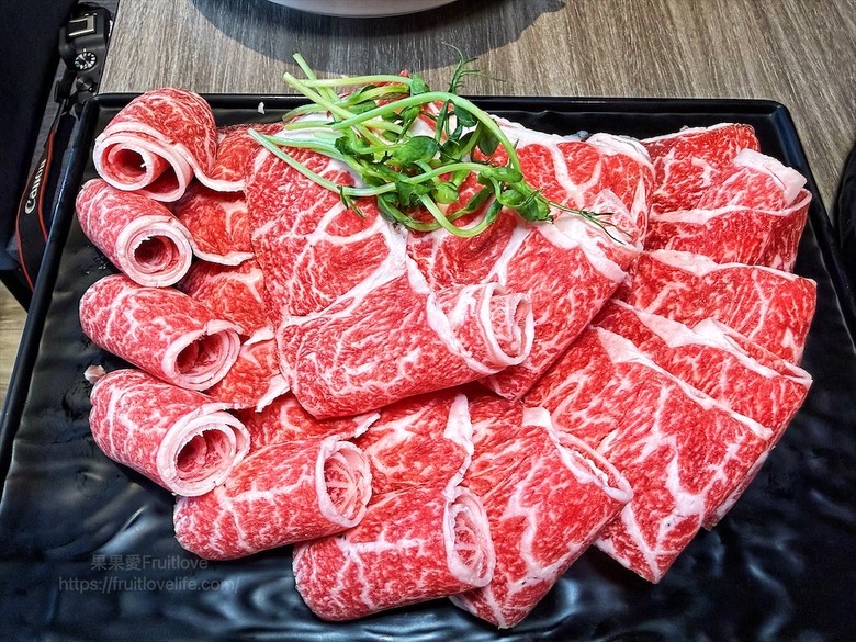 獨家泰式醬料,道地泰式火鍋、銅盤烤肉,自助吧吃到飽,好吃又美味