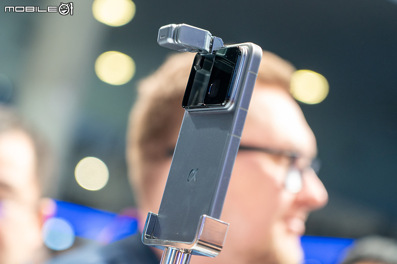 榮耀 Robot Phone 亮相 MWC｜首搭 4DoF 三軸雲台相機、導入自然 AI 互動！
