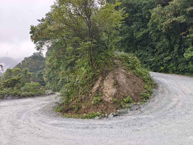 背著書包去越野--白米甕林道台泥大白山礦路