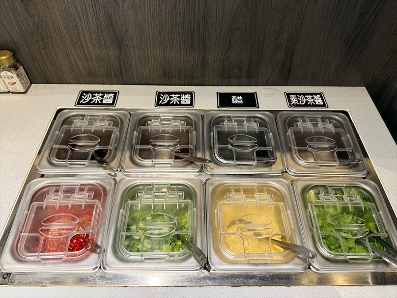 獨家泰式醬料,道地泰式火鍋、銅盤烤肉,自助吧吃到飽,好吃又美味