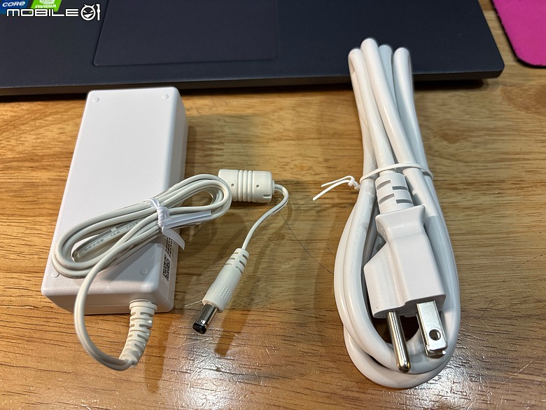 點我看大圖 MSI PRO MP273W E14A 開箱|幫女兒升級第一個學習桌面,順便讓 Hello Kitty 50週年鍵鼠正式出山