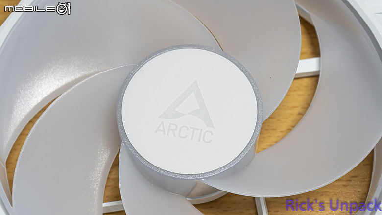 點我看大圖 【開箱】ARCTIC首款反向風扇 | ARCTIC P12 PRO Reverse ARGB WHITE ft. ATCTIC MX-7