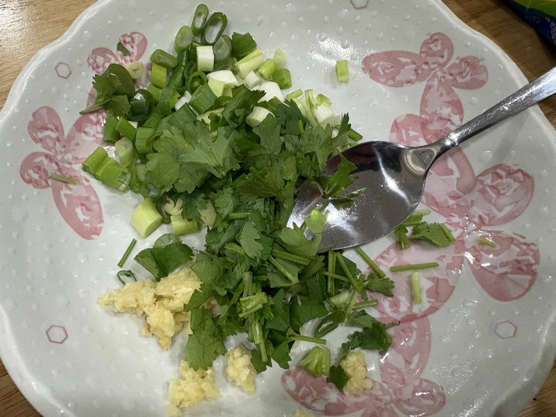 週末才有的餐桌:乾煎雞腿+蛤蠣火鍋,雙薪家庭的假日料理