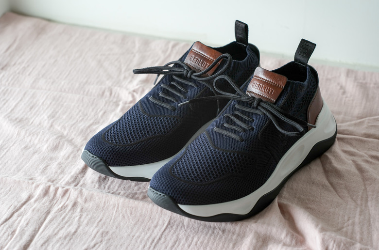 點我看大圖 針織鞋:Berluti Shadow Sneaker vs. Brunello Cucinelli Knit Runner