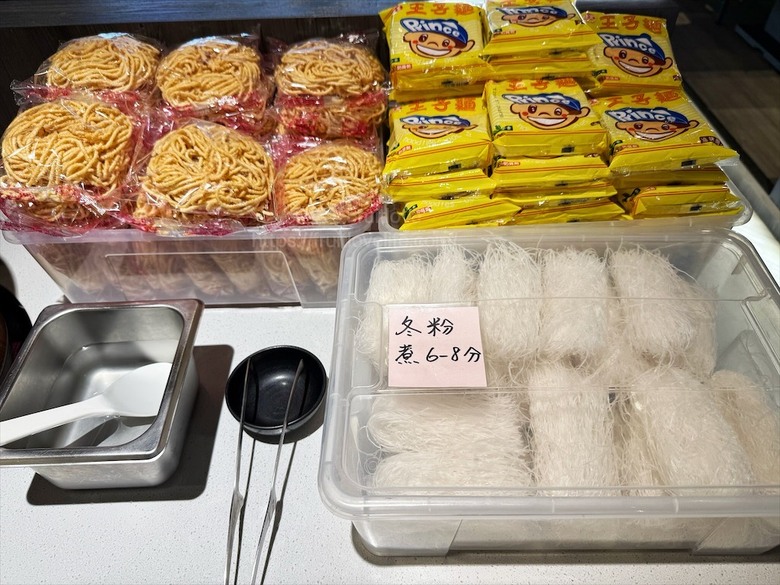 獨家泰式醬料,道地泰式火鍋、銅盤烤肉,自助吧吃到飽,好吃又美味