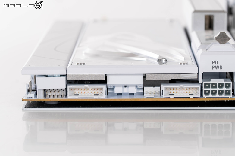 ROG CROSSHAIR X870E GLACIAL 主機板開箱實測 不光配置性能頂尖 更具備雙 10 GbE 海量高速傳輸