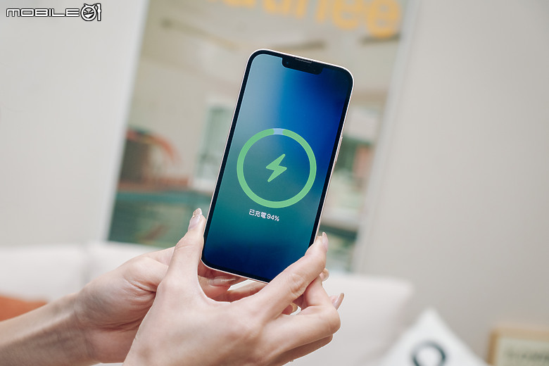 蘋果 iPhone 17e 開箱速試 這個『 e』是 Easy 還是 Economic？（新增風景／寵物人像實拍照）