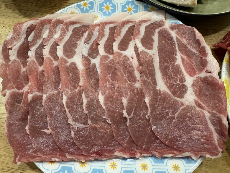 週末才有的餐桌:乾煎雞腿+蛤蠣火鍋,雙薪家庭的假日料理