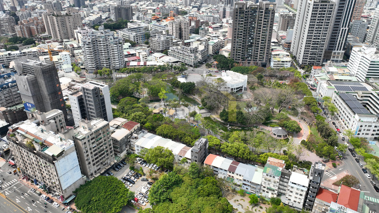 點我看大圖 🌟 北屯【純2房新案】 走路3分鐘到綠線捷運 萬坪公園第一排 周遭成熟商圈環繞 均質質感捷運宅 空拍分享