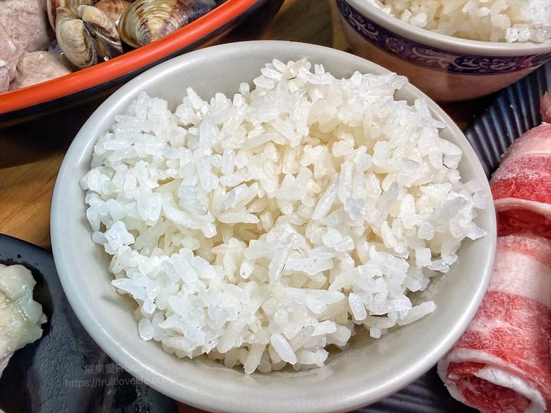 火烤兩吃吃到飽免服務費,泰式醃肉清爽嫩口,聚餐推薦